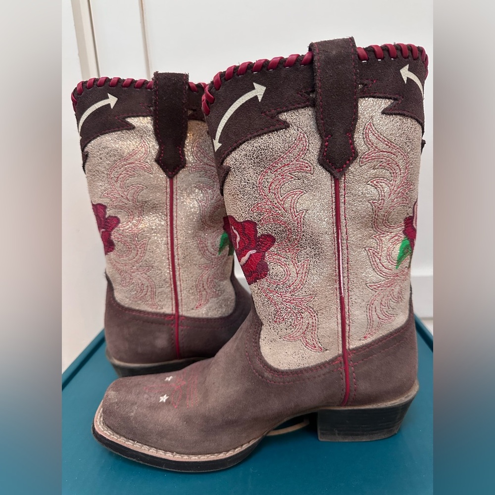 EUC ARIAT X RODEO QUINCY FUTURITY FRINGE COWBOY BOOTS CHOCOLATE SUEDE AND RUBY - Picture 4 of 8